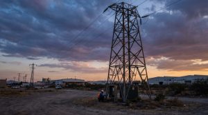 Torre de transmisión de media tensión al atardecer en una zona industrial de México