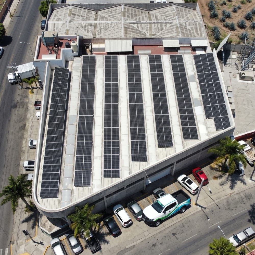 Instalación de paneles solares fotovoltaicos en techo industrial - Energía Limpia Grupo Tresner